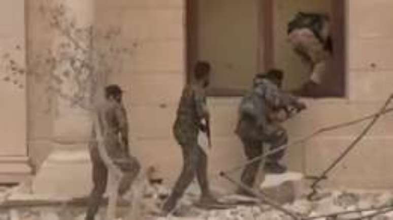 Forças do governo sírio em operação de retomada de Palmira; cidade estava sob controle do Estado Islâmico desde maio de 2015