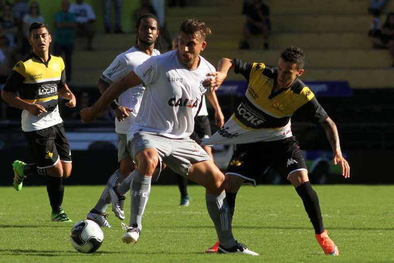 Os jogadores Rafael Moura do Figueirense e Douglas Moreira do Criciúma durante a partida entre Criciúma e Figueirense, válida pelo Campeonato Catarinense 2016, no estádio Heriberto Hülse, em Criciúma (SC), neste domingo (27). 