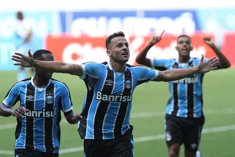 Bobô, jogador do Grêmio, comemora seu gol durante partida contra o Lajeadense, válida pela décima primeira rodada da primeira fase do Campeonato Gaúcho 2016