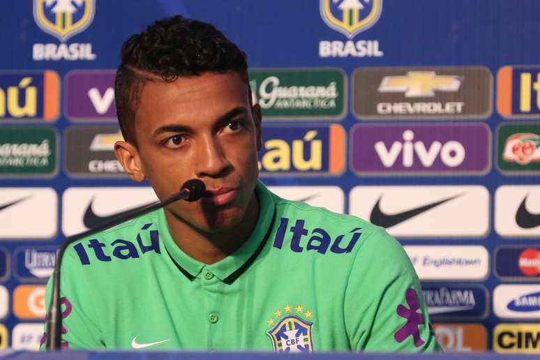 Luiz Gustavo conversa com a imprensa em Viamão, onde a Seleção está concentrada