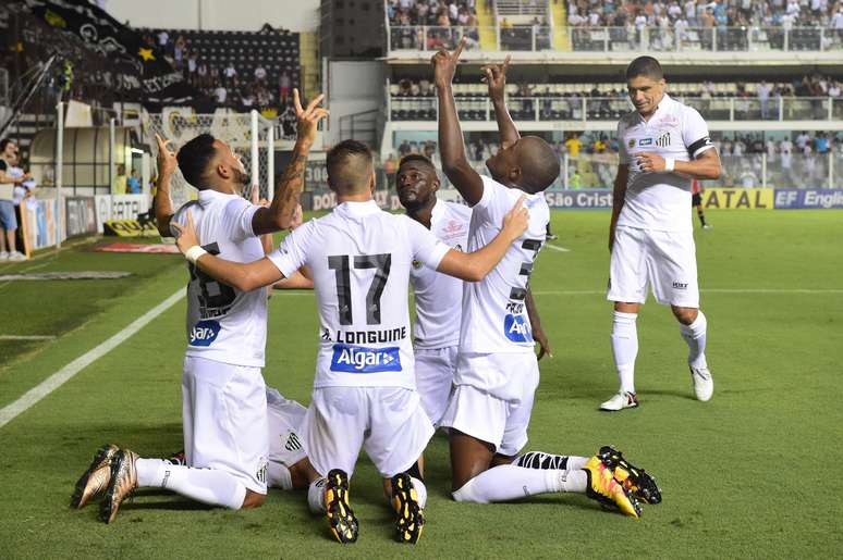 Jogadores do Santos comemoram gol durante partida contra o São Paulo na Vila Belmiro
