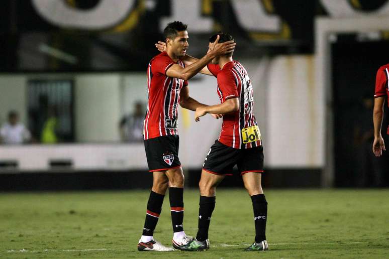 Alan Kardec, do São Paulo, comemora gol durante jogo contra o Santos na Vila Belmiro