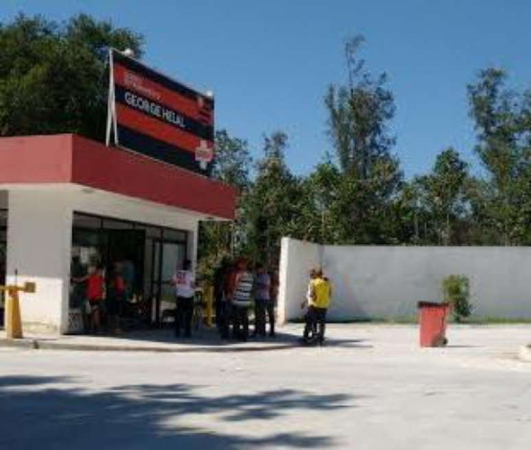 Torcedores entraram no centro de treinamento do clube sem autorização para cobrar elenco rubro-negro