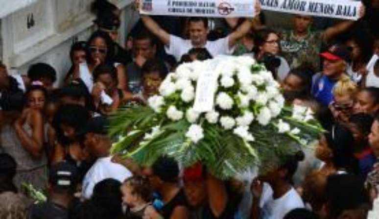 Ao som de aplausos e gritos por justiça, o menino Ryan Gabriel foi enterrado no Cemitério de Irajá 