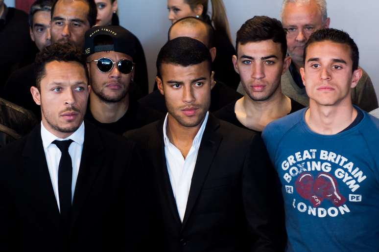 Elenco do Barcelona se re&uacute;ne para se despedir do &iacute;dolo holand&ecirc;s