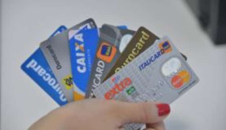Recuo no crédito para as famílias foi influenciado, em fevereiro, pela redução nos gastos com cartão de crédito à vista