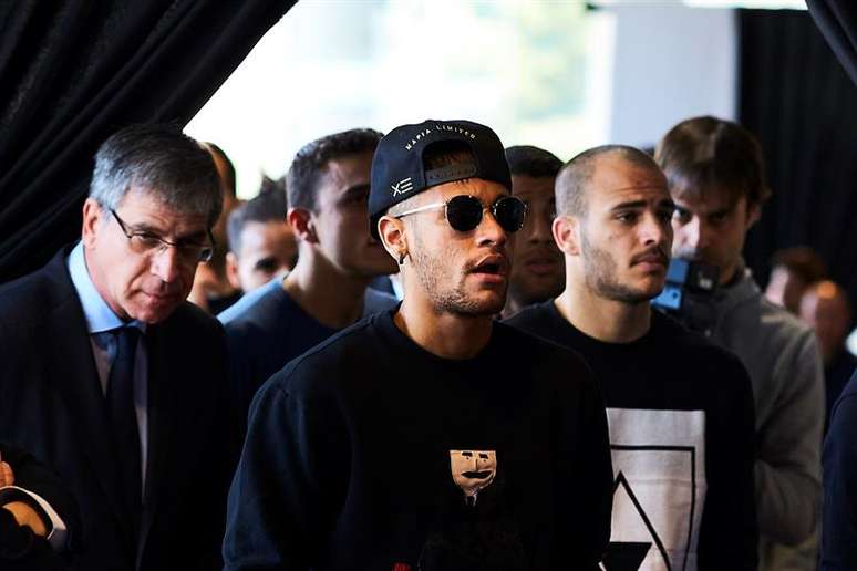 Neymar acompanha homenagem a Cruyff