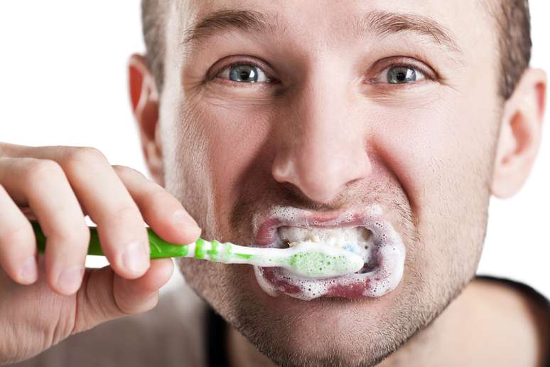 A escovação dental precisa de atenção e cuidado e fazê-la junto com outras coisas pode tirar sua concentração