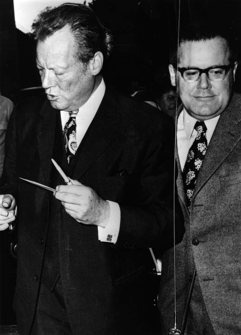 Chanceler alem&atilde;o Willy Brandt (1913-1992) e Gunter Guillaume, espi&atilde;o da Alemanha Oriental, em Munique para as preliminares para a campanha eleitoral em 1&deg; de maio de 1974