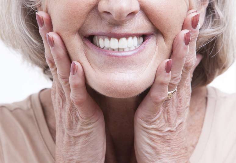 Entortar os dentes da prótese, colocar restaurações em amálgama (prateadas) nos dentes de trás e deixar um espacinho entre os dois dentes da frente (conhecido como “diastema&#034;) são algumas opções para quem quer disfarçar o uso das dentaduras