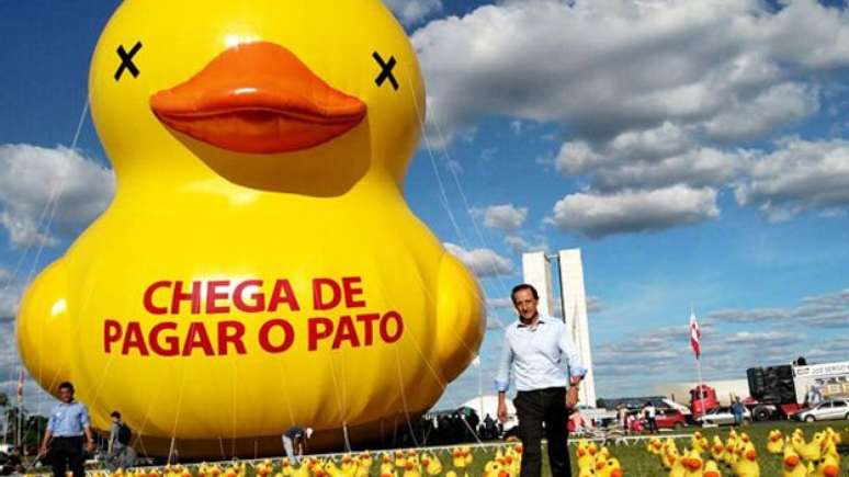 Presidente da Fiesp, Paulo Skaf, ao lado de pato durante protesto em Bras&iacute;lia 