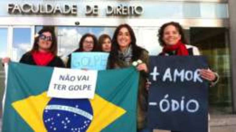 Brasileiros protestam em universidade que sediou encontro sobre a crise brasileira