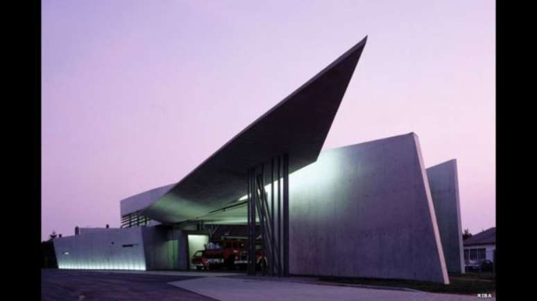 Seu primeiro projeto transformado em realidade foi a estação de bombeiros de Vitra na cidade de Weil am Rhein, na Alemanha. Foi construído em concreto reforçado dentro de um complexo de fábricas em 1993. Hadid o descreveu como um projeto abstrato que segue as linhas das lavouras e vinhedos próximos