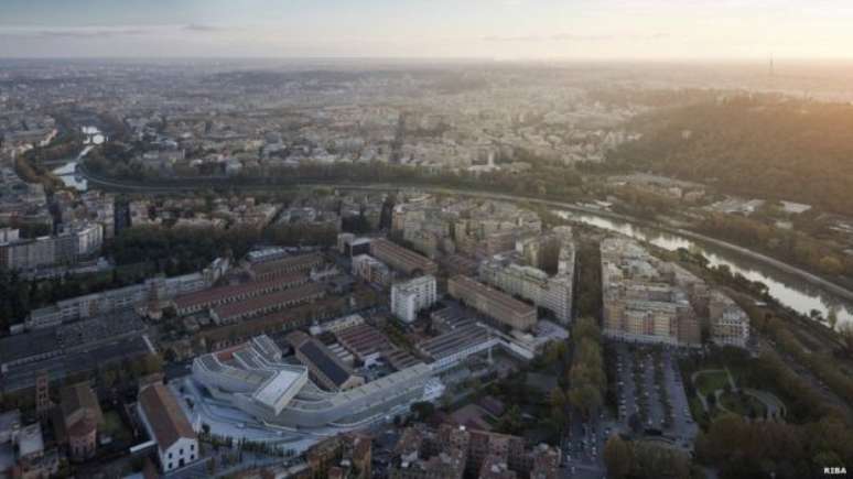 A arquiteta afirmou que o projeto do museu foi inspirado no movimento dos rios, pois o museu está localizado ao lado do rio Tibre