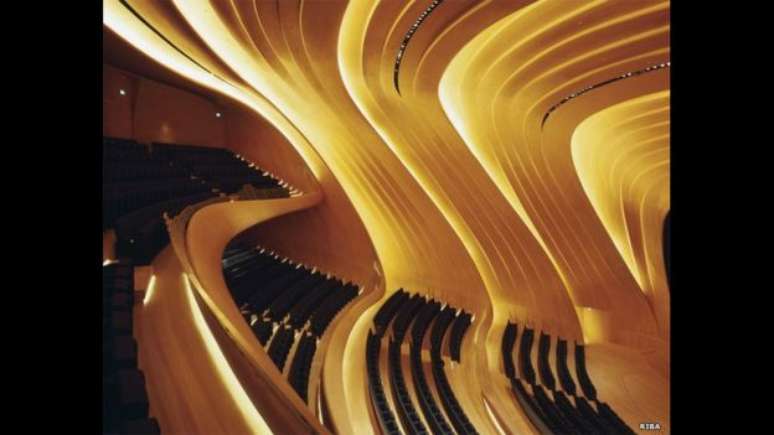 O interior do Centro Heydar Aliyev, em Baku, no Azerbaijão, construído em 2012. São três edifícios conectados: uma biblioteca, um museu e uma sala de concertos