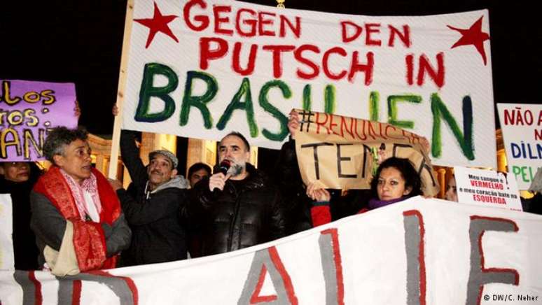 Intelectuais como Karim Aïnouz (c) participaram da manifestação em frente ao Portão de Brandemburgo