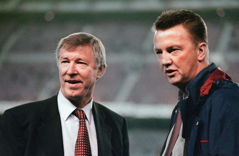Ex-técnico do United, Sir Alex Ferguson, junto com o atual técnico, Van Gaal