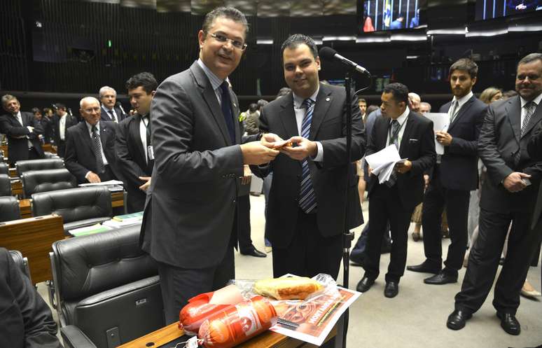 O deputado S&oacute;stenes Cavalcante (DEM-RJ) ao lado de Bruno Covas (PSDB). 