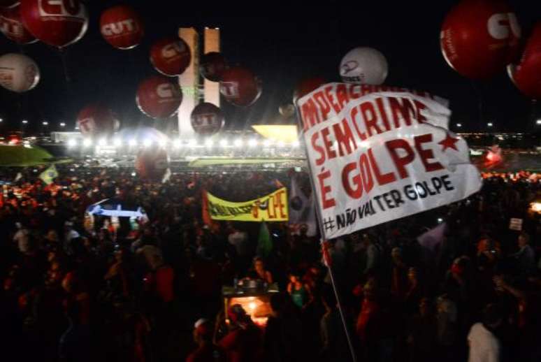 Várias entidades em ato organizado pela Frente Brasil Popular reuniram-se em ato contra o impeachment em frente ao Congresso Nacional 