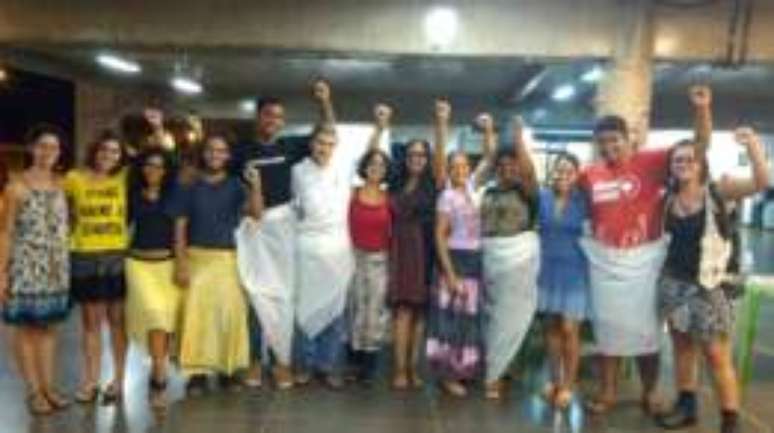 Grupo usa saia em protesto para pedir retorno de professor afastado em Campinas