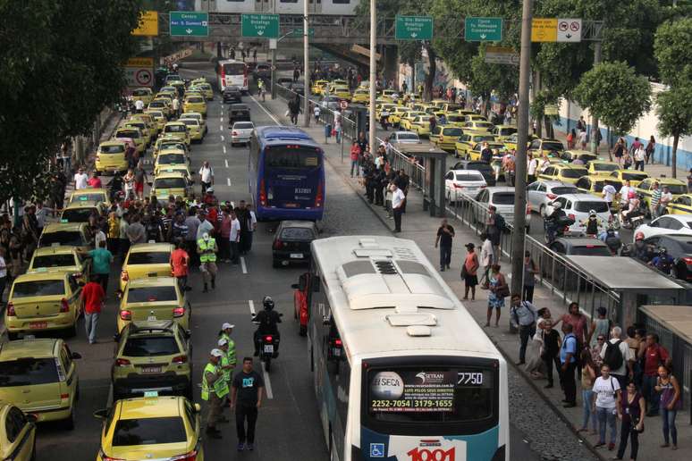 Taxistas bloqueiam duas faixas da Avenida Francisco Bicalho durante protesto contra o aplicativo Uber, na manhã desta sexta-feira (1)