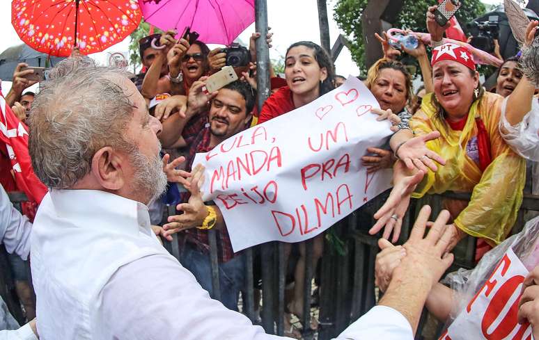 O ex-presidente fez críticas aos manifestantes que se vestem de verde e amarelo durante o protesto que participou neste sábado (2), em Fortaleza, Ceará