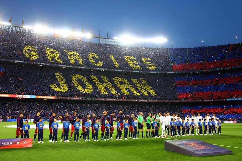 Mosaico da torcida do Bar&ccedil;a homenageia &iacute;dolo Cruyff