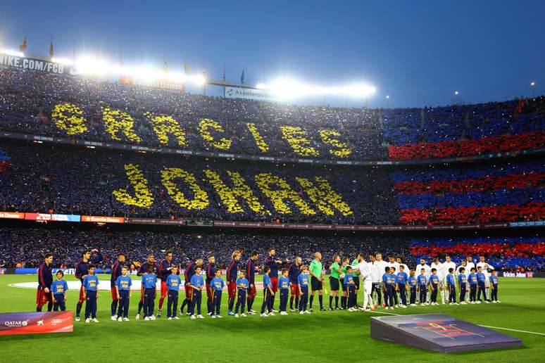 Mosaico da torcida do Barça homenageia ídolo Cruyff