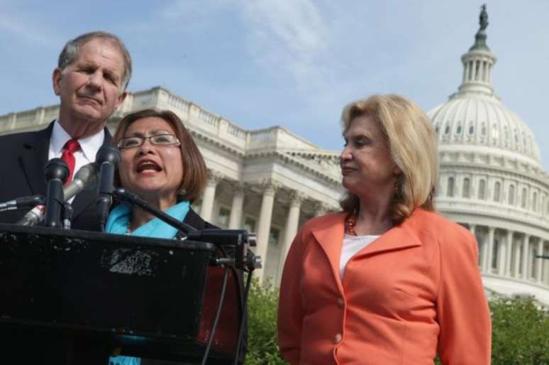 Shandra hoje discursa sobre o tema; na foto, com o congressistas americanos Ted Poe e Carolyn Maloney