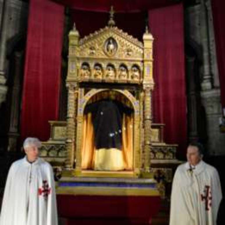 Para a Igreja Católica, Santa Túnica foi usada por Jesus a caminho da Cruz; alguns contestam