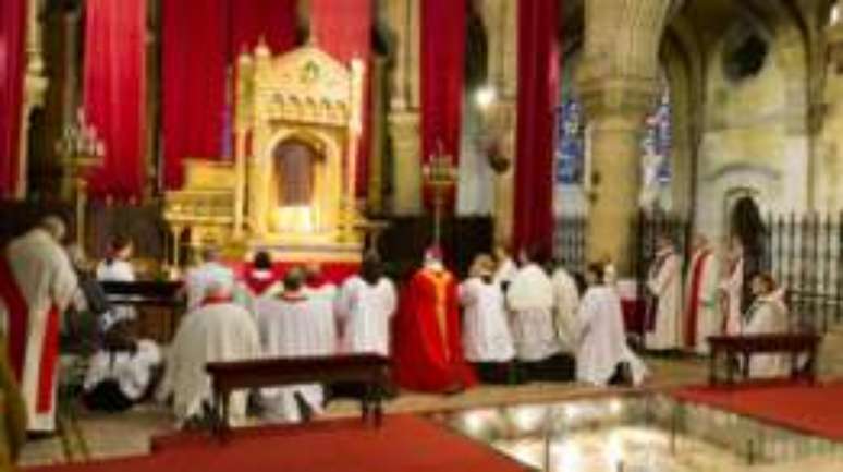 Seguran&ccedil;a foi refor&ccedil;ada e visitantes s&oacute; poder&atilde;o vez a rel&iacute;quia rapidamente