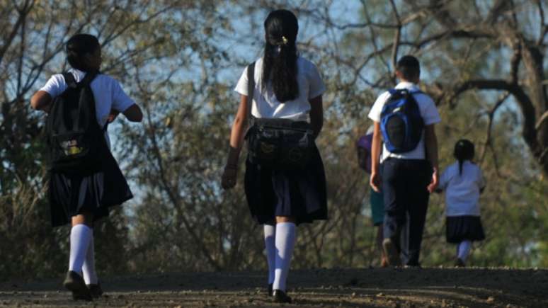 Nas zonas rurais da Nicarágua, meninas caminham quilômetros até a escola
