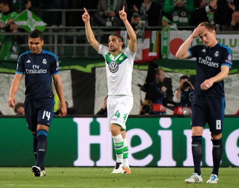 Ricardo Rodríguez comemora o primeiro gol do Wolfsburg