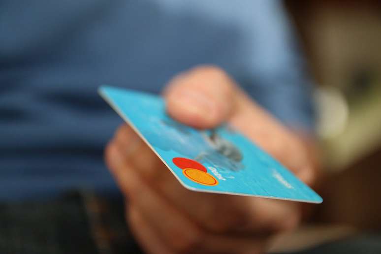 Cartão de crédito cobra 432,24% de juros ao ano