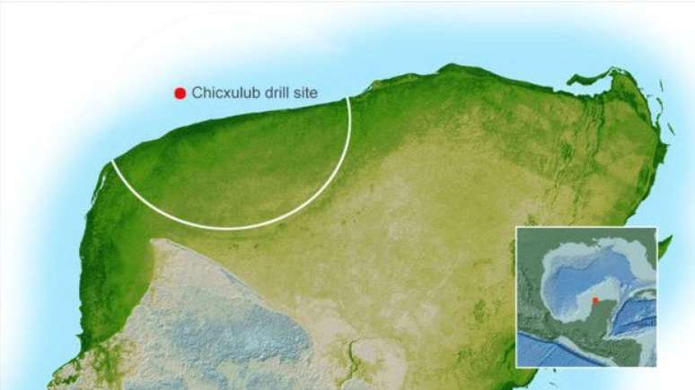 O círculo externo da cratera fica sob a península de Yucatán, mas o anel de pico interno (ponto vermelho) pode ser acessado pelo mar