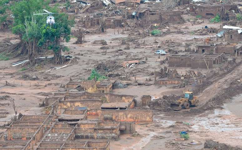 Imagem mostra destruição momentos após o vazamento da barragem da mineradora Samarco, em Mariana