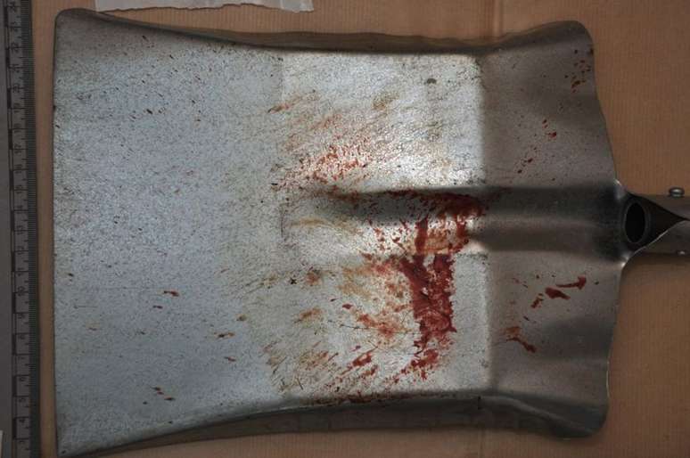 Pá suja de sangue foi encontrada próxima ao corpo (Foto: Cleveland Police)