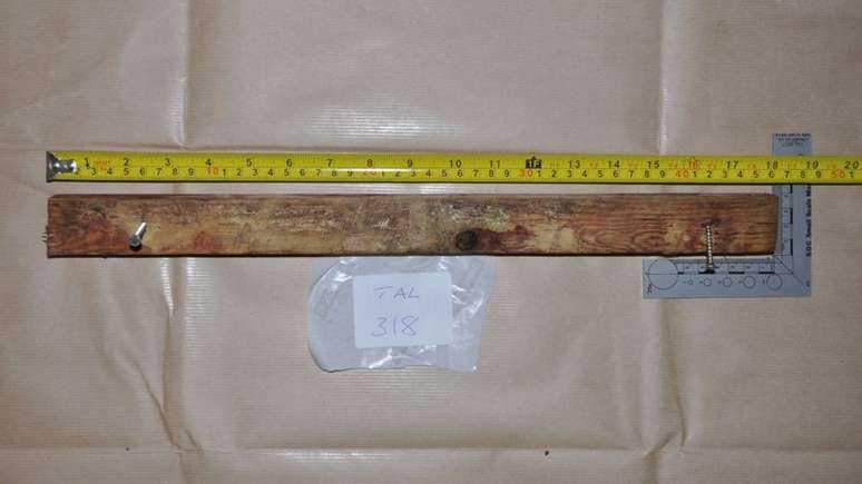Madeira com parafusos foi uma das armas do crime (Foto: Cleveland Police)