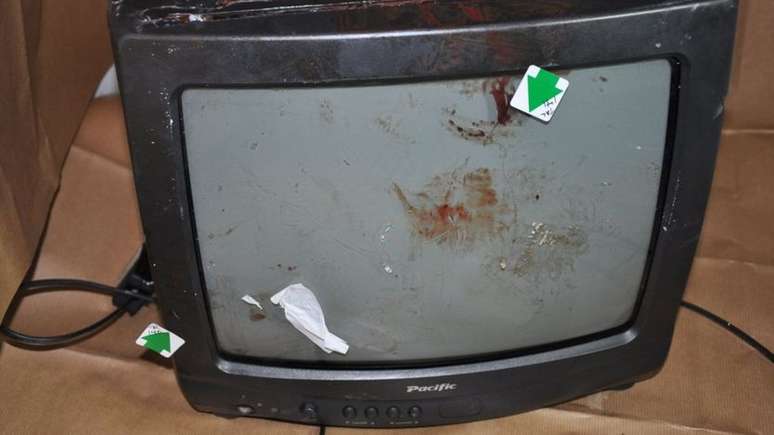 TV foi utilizada para espancar a vítima (Foto: Cleveland Police)