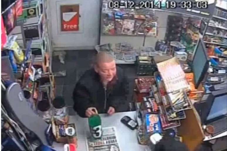 Imagens de loja mostram v&iacute;tima comprando sidra antes de ser morta (Foto: Cleveland Police)