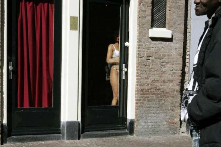 Em Amsterd&atilde;, prostitutas s&atilde;o "oferecidas" em vitrines 