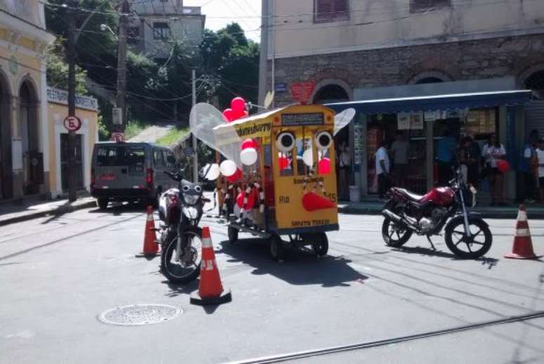 Rio de Janeiro - No Largo dos Guimarães, o bondinho-mosquito, uma réplica em tamanho reduzido do bonde de Santa Teresa, trazia uma faixa com o slogan da campanha: Sou parceiro do meu bairro 