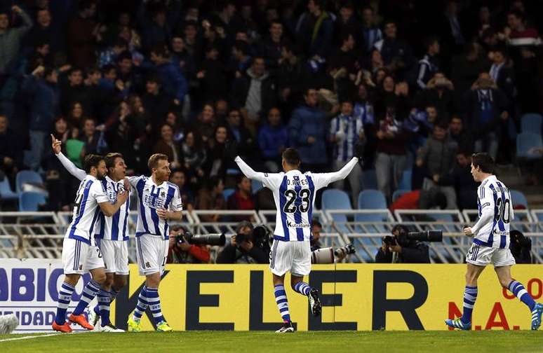 Jogadores da Real Sociedad comemoram gol