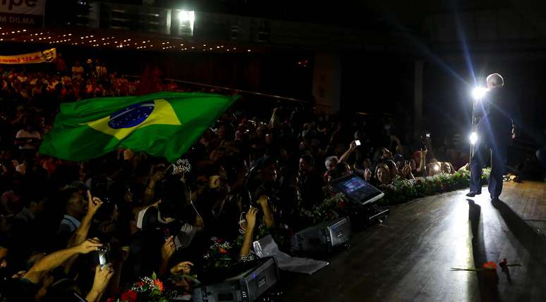 Lula ainda defendeu o trabalho realizado pelo PT em seus mais de 12 anos de governo, mas criticou abertamente o ajuste fiscal proposto pela presidente Dilma Rousseff.