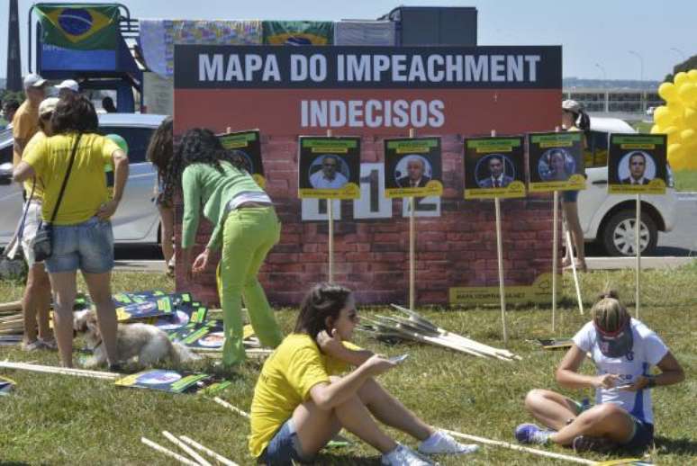 Painéis instalados pelo Vem pra Rua em frente ao Congresso mostram número de parlamentares contrários e favoráveis ao impeachment, assim como de indecisos