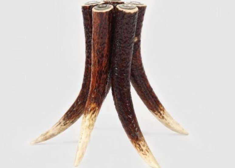 Os artigos &agrave; venda incluem um suporte para caneta feito de chifres de cervos