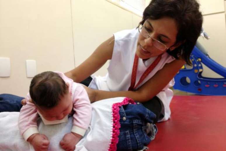 Recife - A fisioterapeuta Cynthia Ximenes da Associação de Assistência à Criança Deficiente atende bebês com microcefalia e orienta mães sobre como fazer os exercícios em casa para melhorar o desenvolvimento das crianças 