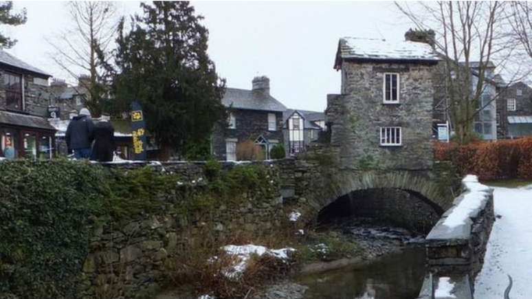 A famosa Bridge House da região do Lake District, na Inglaterra, foi erguida sobre uma ponte como provável estratégia de evasão fiscal