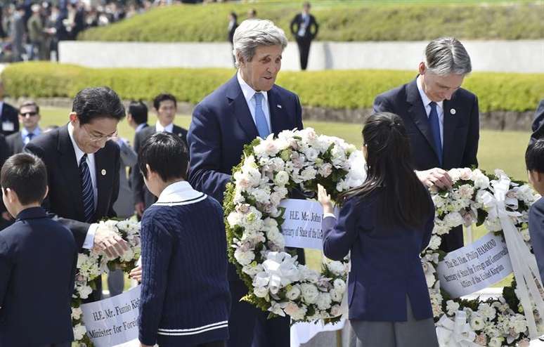 Kerry deposita flores no memorial junto a outros líderes do G7
