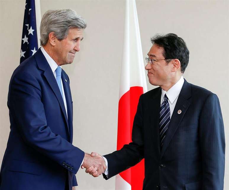 John Kerry, secretário de Estado norte-americano e Fumio Kishida, secretário de Relações Exteriores do Japão